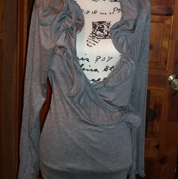 💛2/$20💛Interesting gray topwith ruffles and belt - Picture 3 of 7